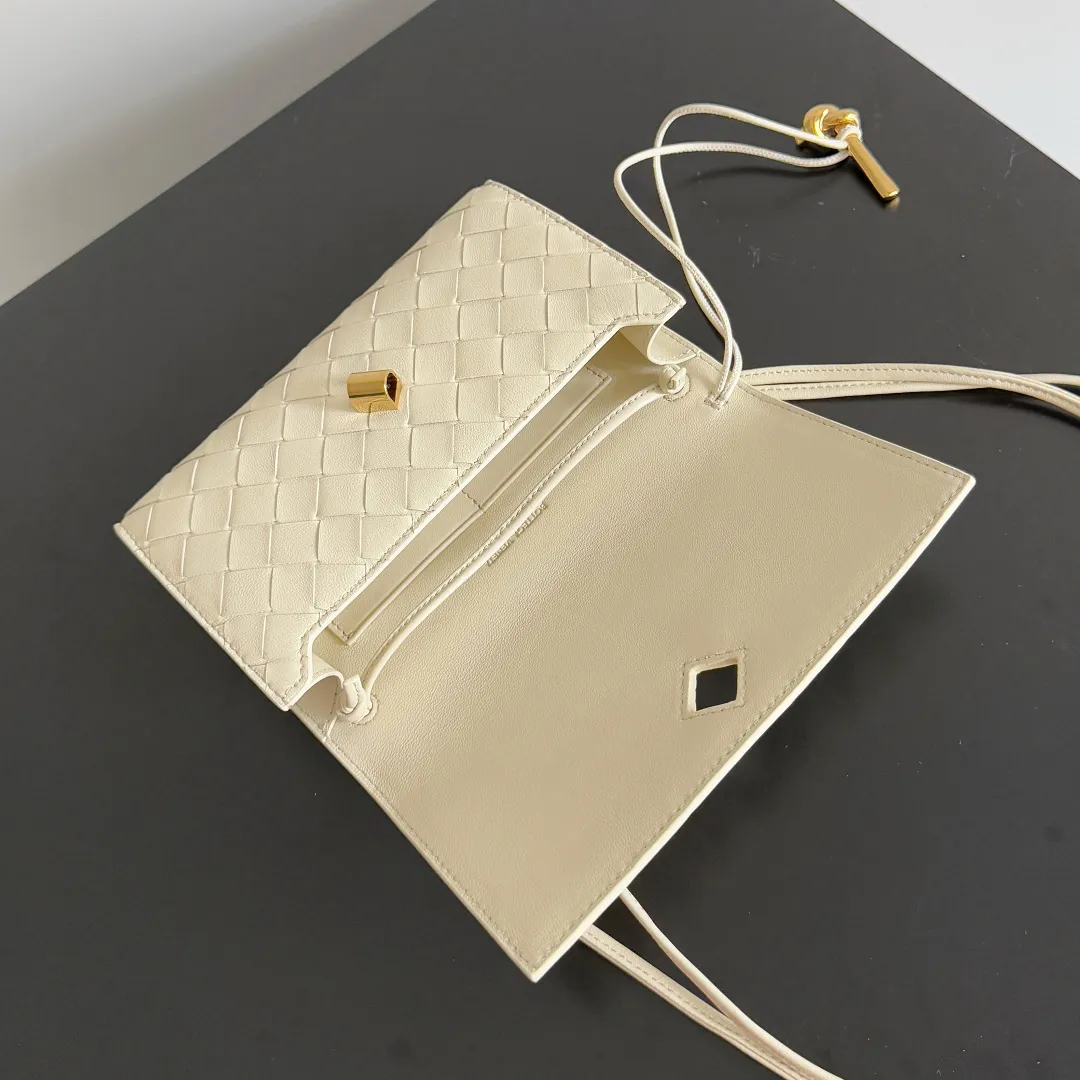 Batch 1560 Bottega Veneta 2025 early autumn series Andiamo handbag, a really good bag, mini crossbody bag, classic woven leather clutch, metallic button and rope closure, simple but not simple, elegant texture, elegant weaving attitude. Style number: 836940 Size: 19*12.6*2cm